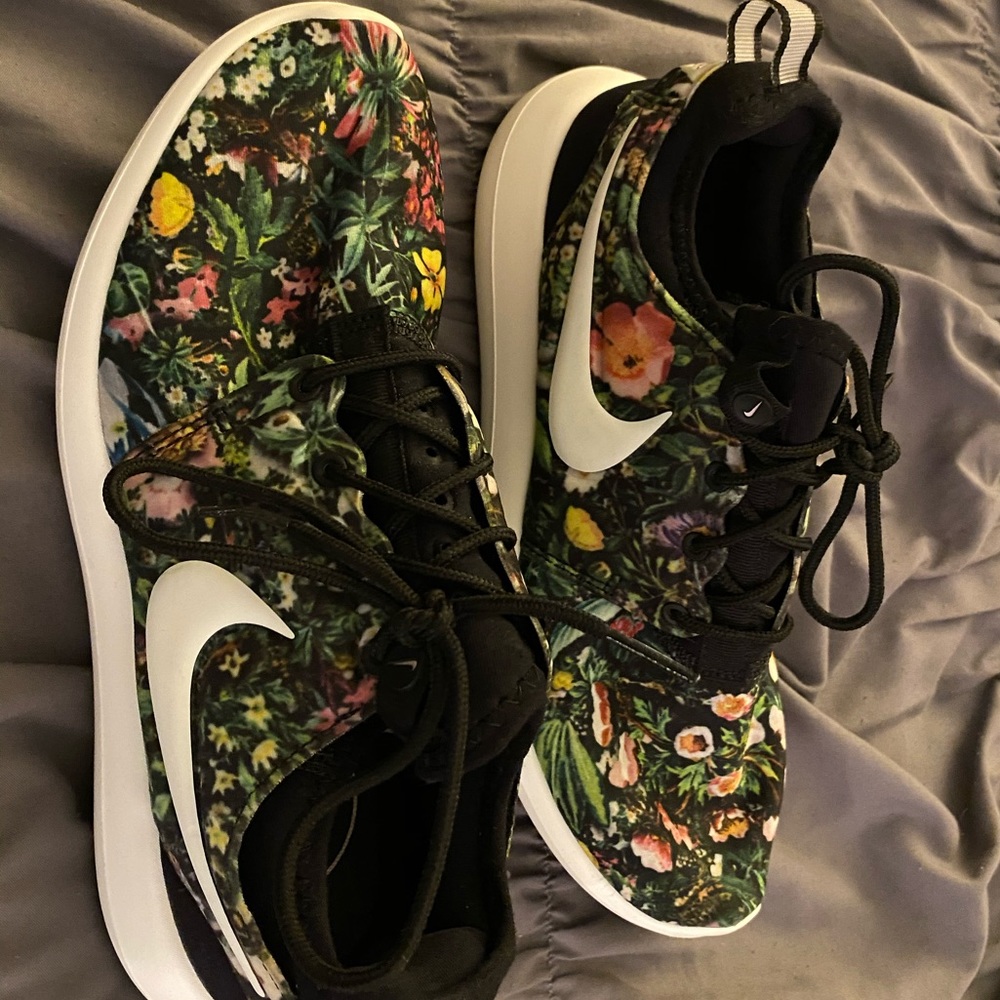 Nike ✨ like new! “Limited Edition Floral Roshe”